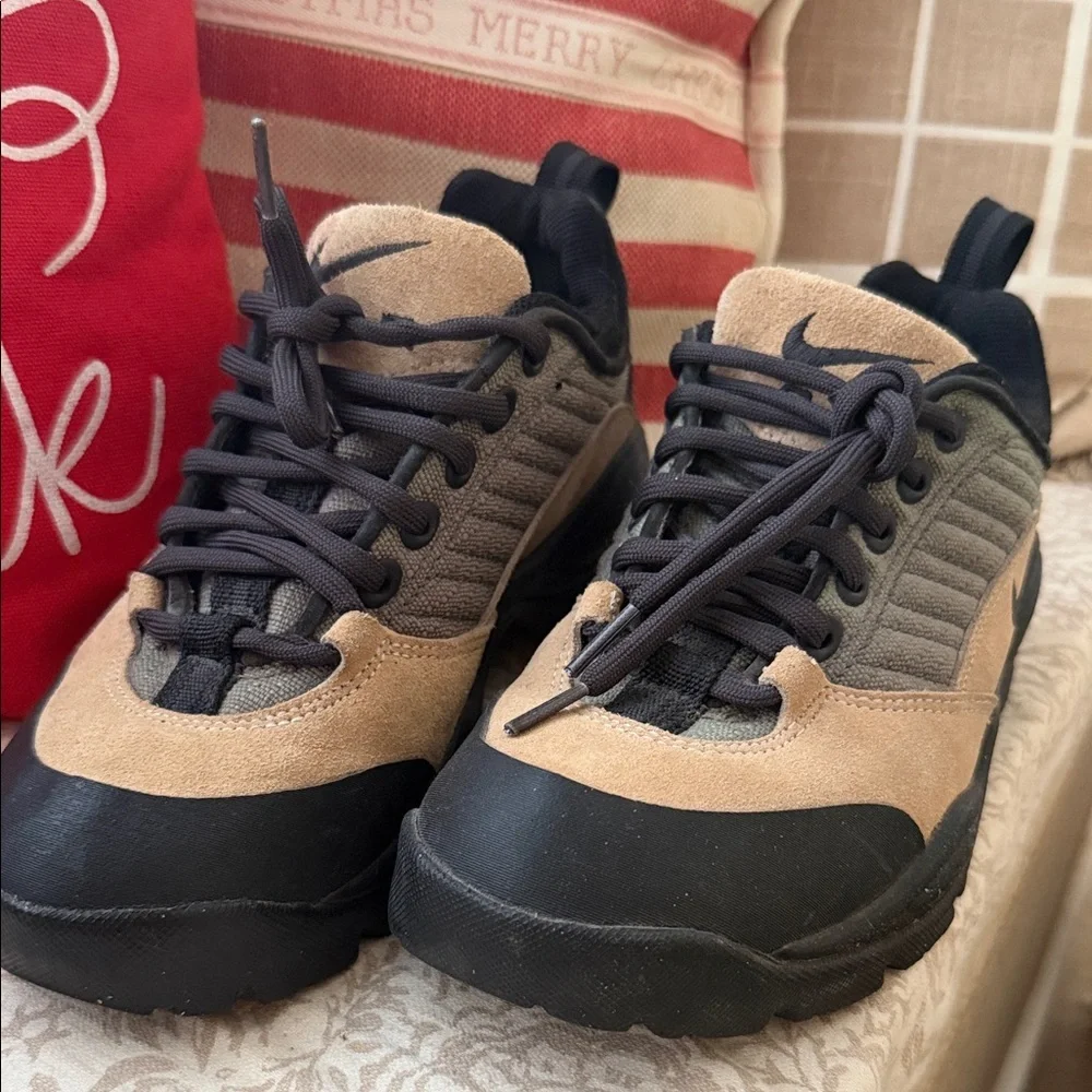 Nike vintage ACG hiking shoes